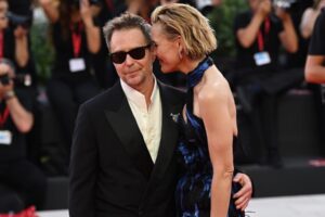 Leslie Bibb a Sam Rockwell září láskou na červeném koberci v Benátkách