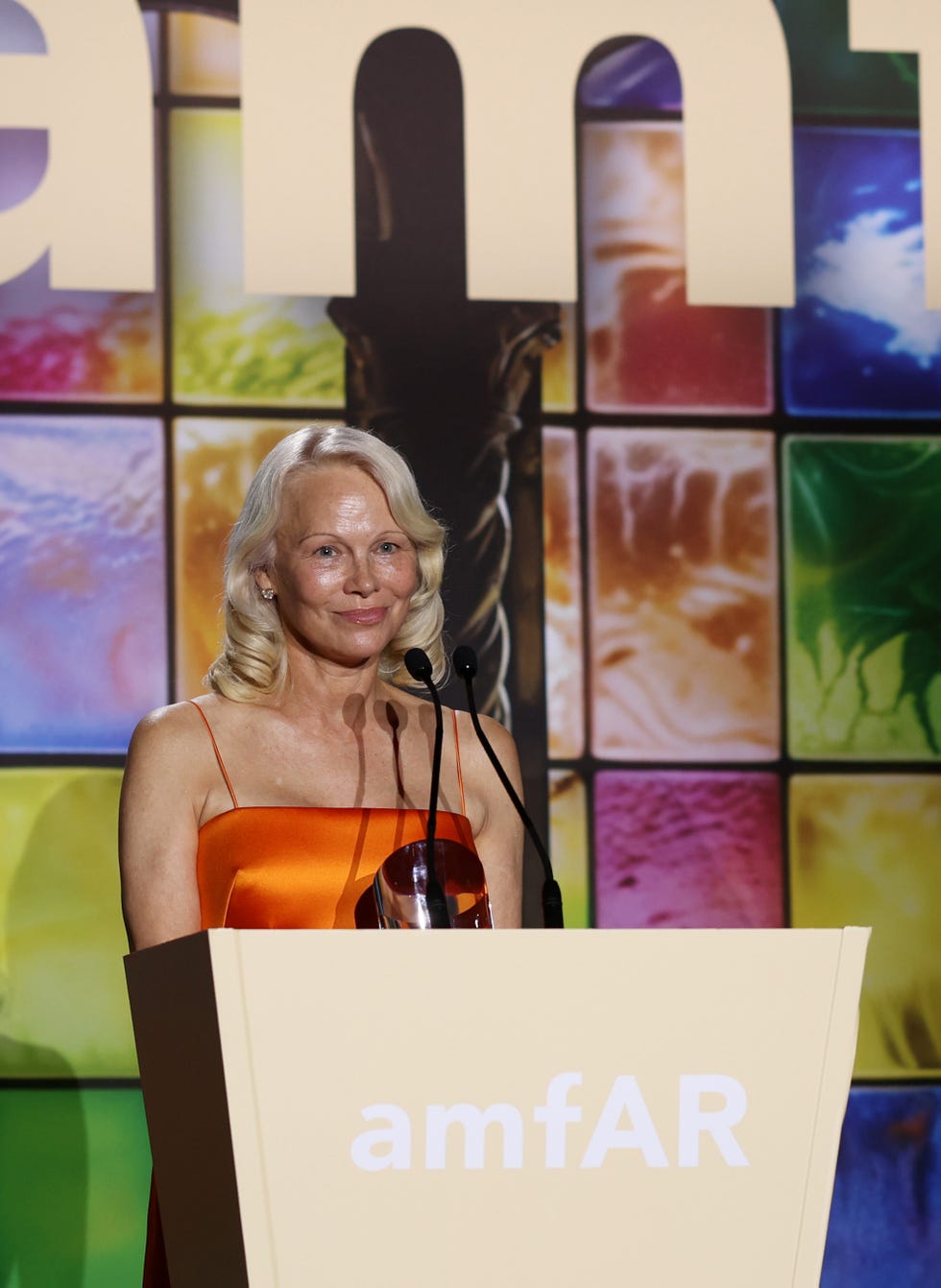 Pamela Anderson na show amfAR Gala v Benátkách 2026