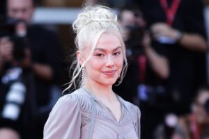 Phoebe Bridgers okouzluje v Benátkách: Průhledná elegance a debut na plátně