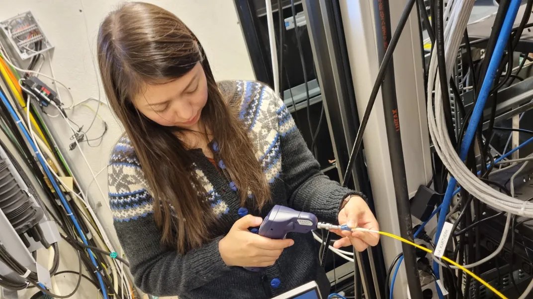 Kristina Skarvang Vaskinn spojuje optické vlákno