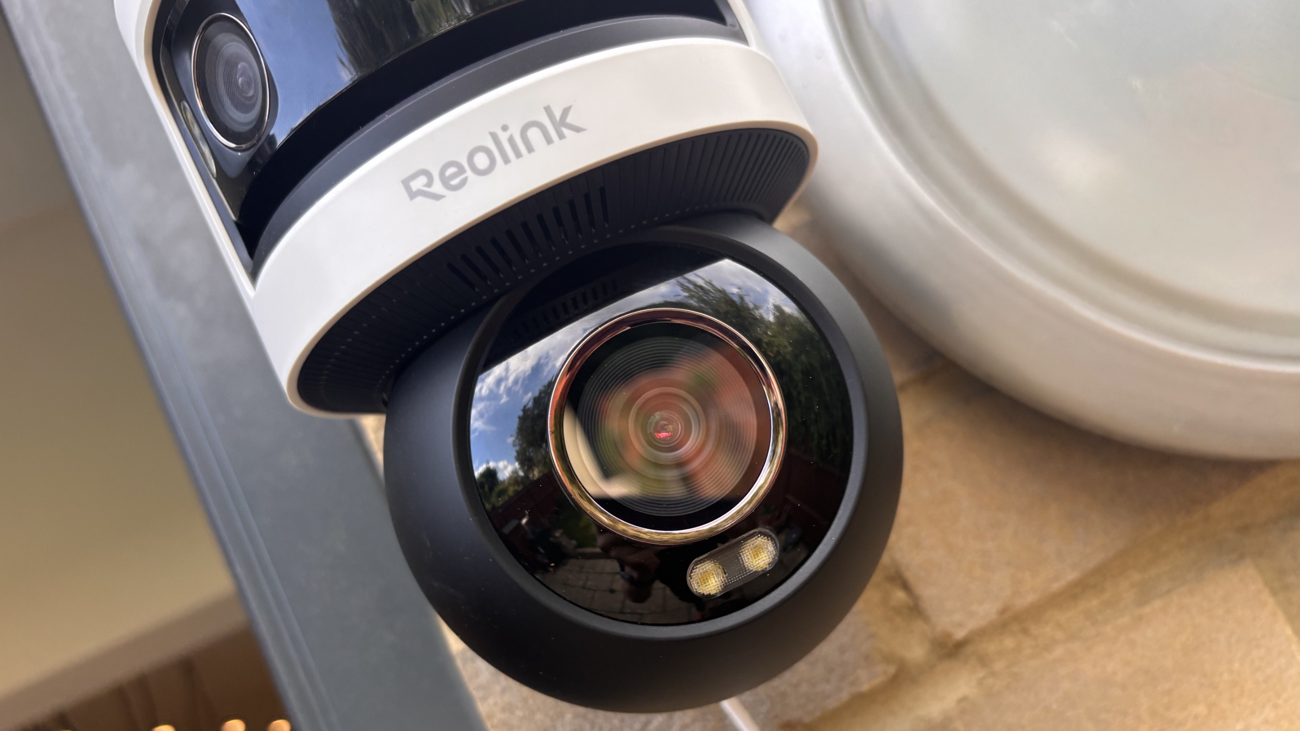 Reolink Omvi 3i bezpečnostní kamera instalovaná venku