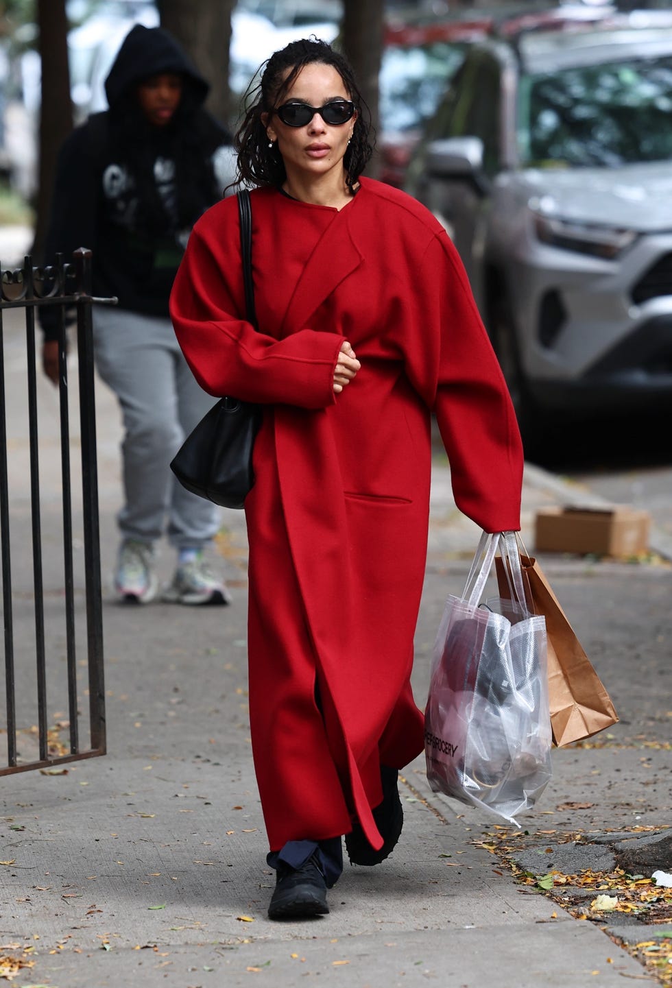 Zoë Kravitz na podzimní procházce v New Yorku v červeném kabátu