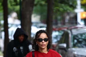 Zoë Kravitz a její podzimní elegance v červeném kabátu