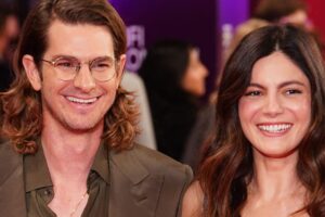 Andrew Garfield a Monica Barbaro: Tichý debut na červeném koberci