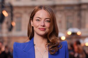 Emma Stone a její modrý moment na Pařížském Fashion Weeku