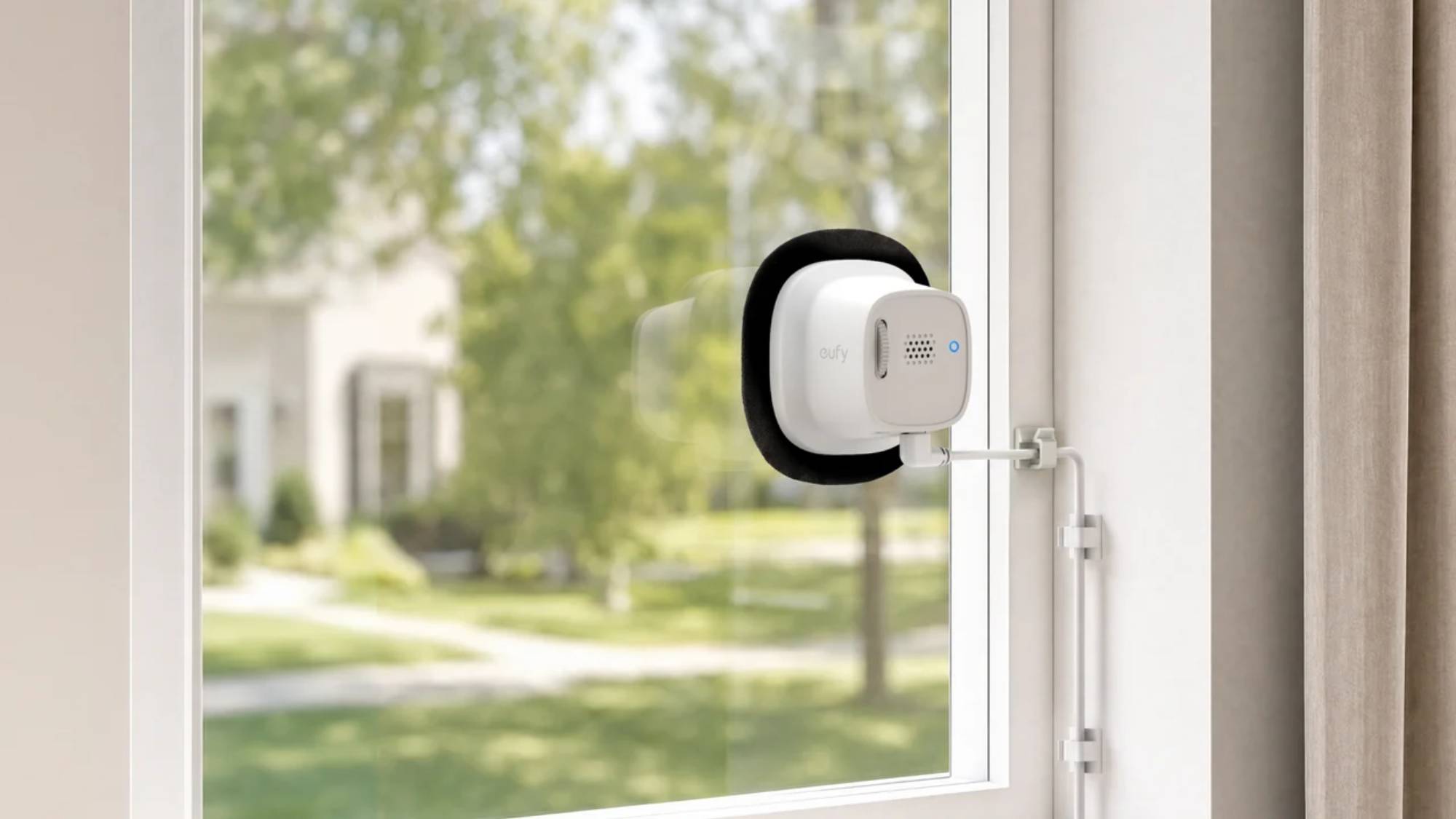 Eufy E10 Window Camera připevněná na skleněné tabuli