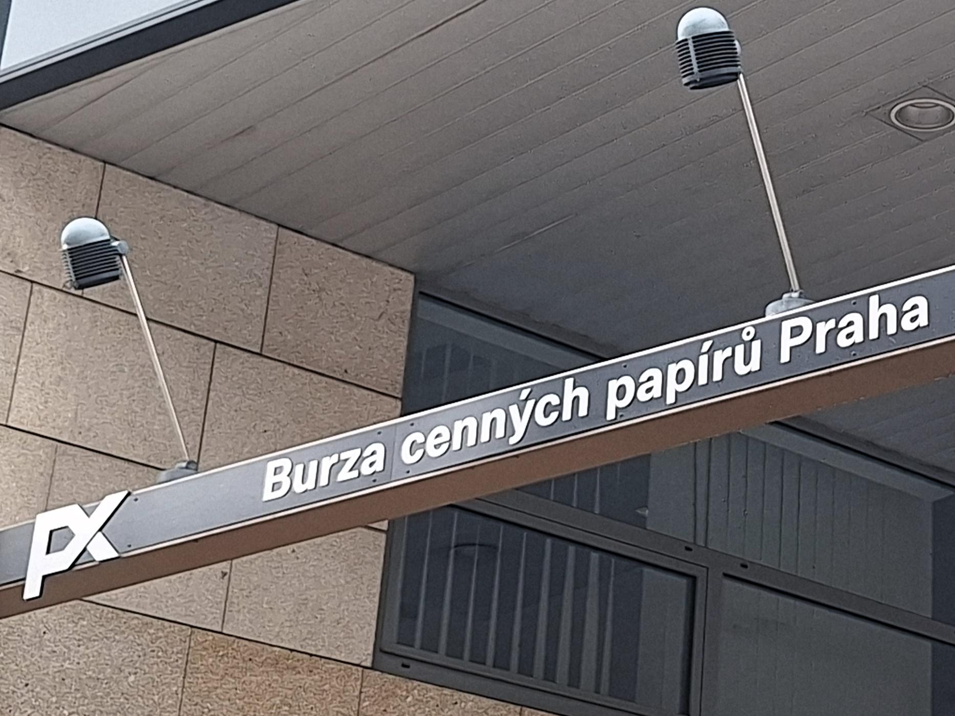 burza Praze potýká