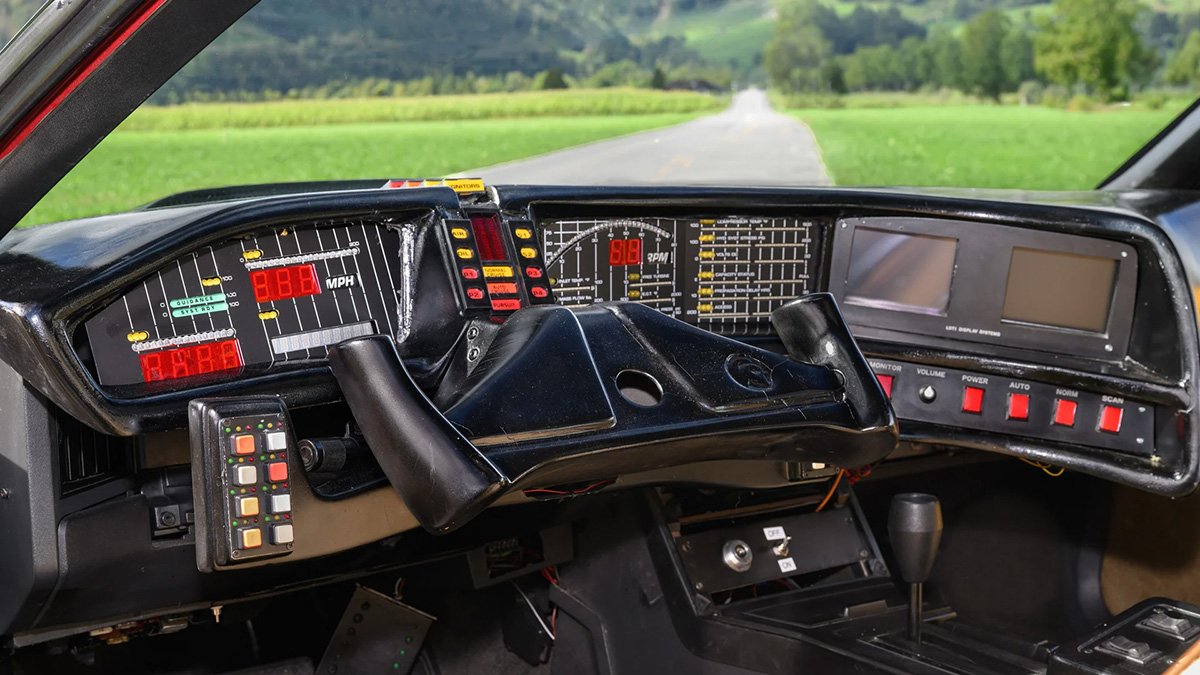 Interiér K.I.T.T. Tour Caru s elektrickým vybavením jako v seriálu