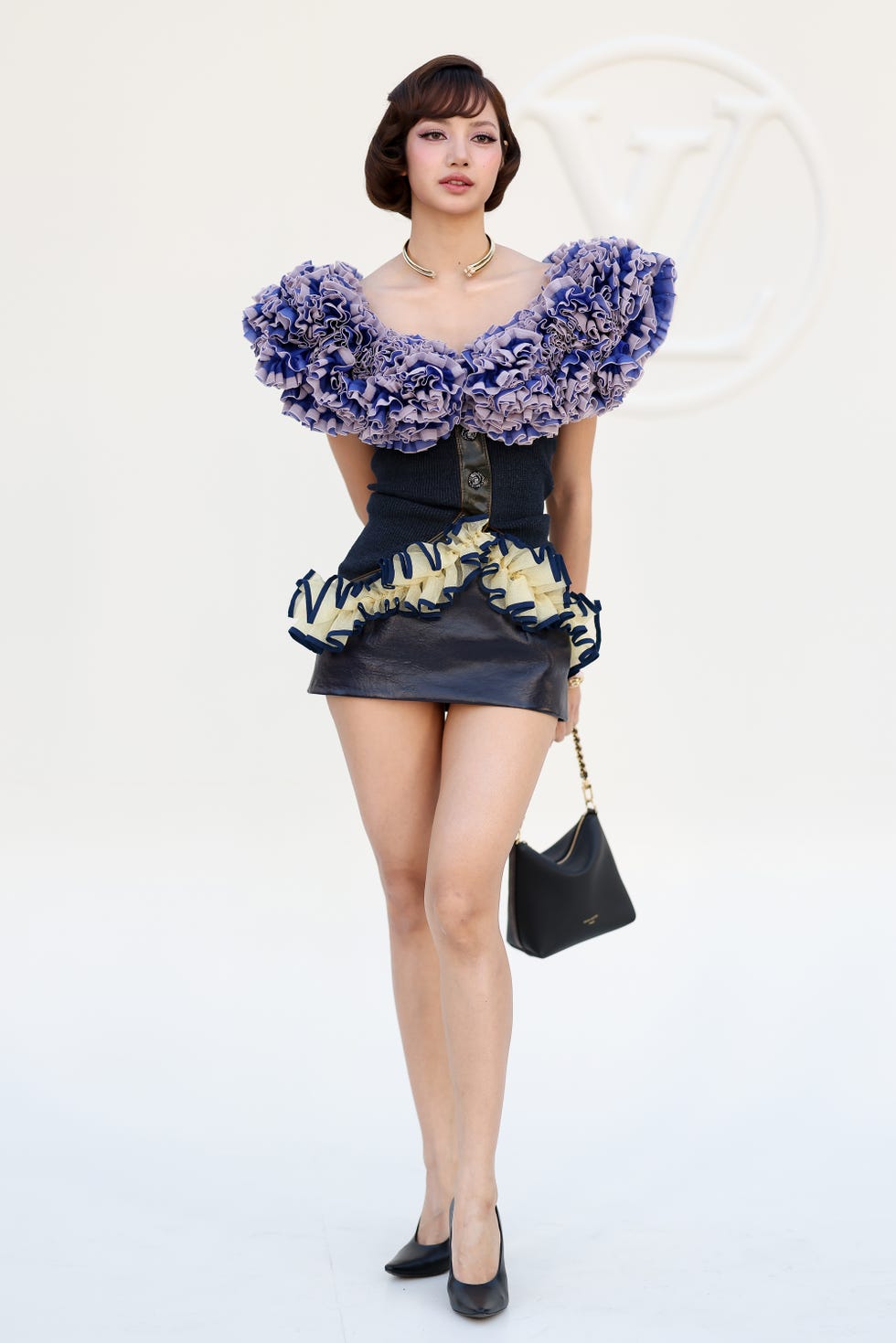 Lisa v růžovém kostýmku Louis Vuitton na Pařížském Fashion Weeku