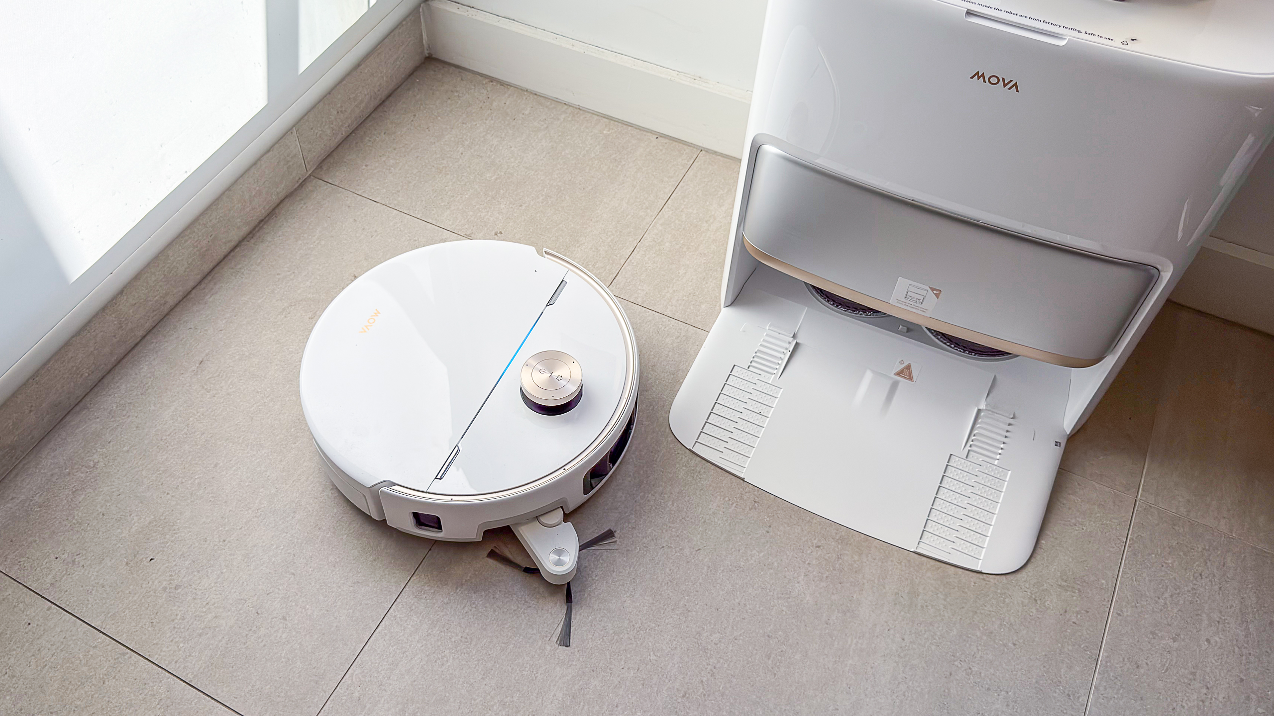 Mova V70 Ultra Complete robotický vysavač s rozšířeným bočním kartáčem kolem dokovací stanice