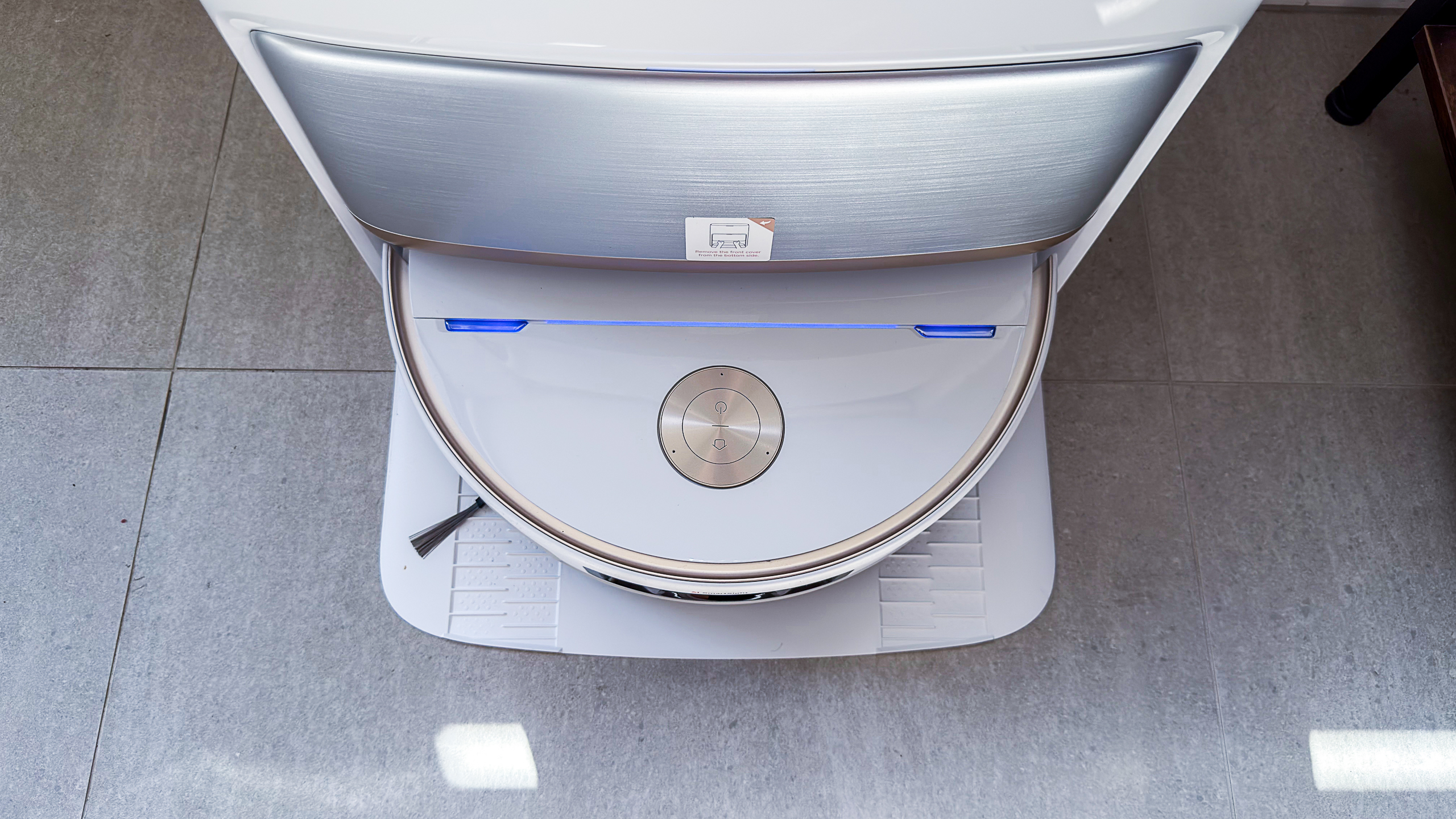Mova V70 Ultra Complete robotický vysavač uvnitř dokovací stanice s modrým indikátorem nabíjení