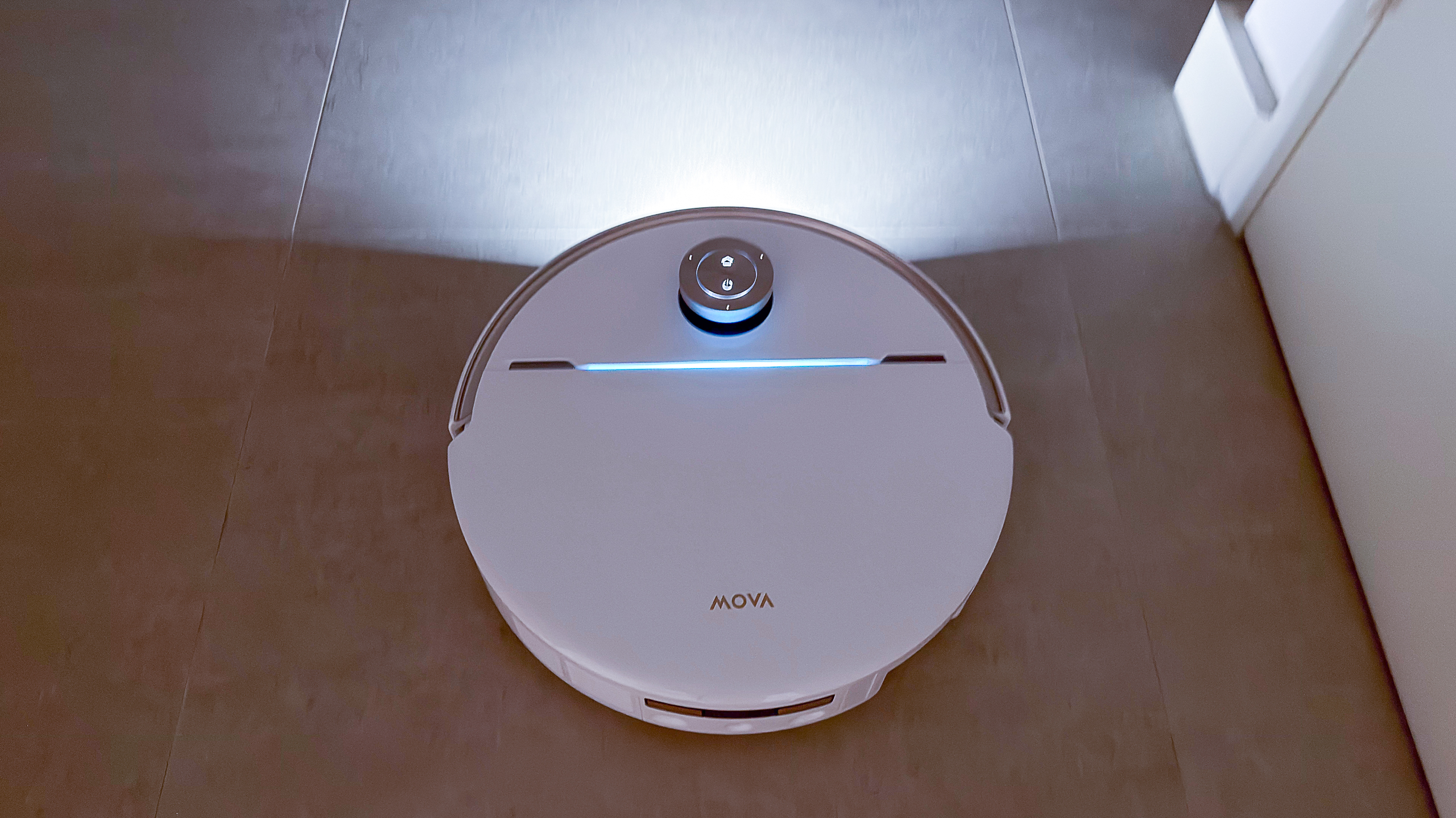 Mova V70 Ultra Complete robotický vysavač se zapnutým světlem