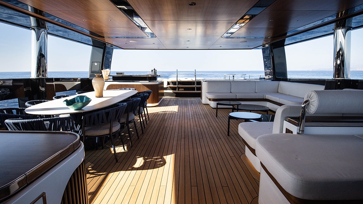 Ilustracni obrazek 1 (Foto: Lounge and dining space onboard.)