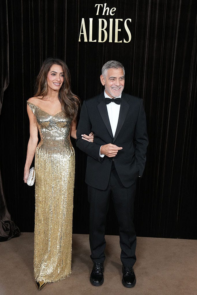 Amal a George Clooney na červeném koberci v Londýně